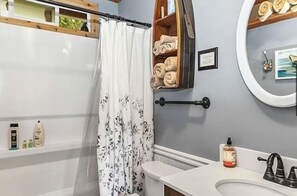 Bidet, serviettes fournies, savon, shampooing