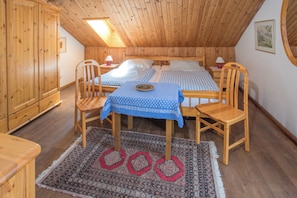 3 quartos, ferros/tábuas de passar roupa, berço de viagem