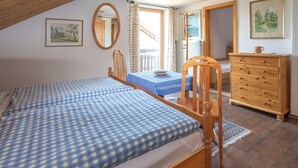 3 habitaciones, tabla de planchar con plancha y cuna de viaje