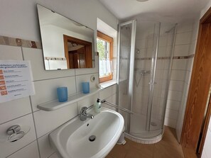 Shower, hair dryer, towels, soap - Cozy vacation home with dream view, large garden (Sankt Englmar)