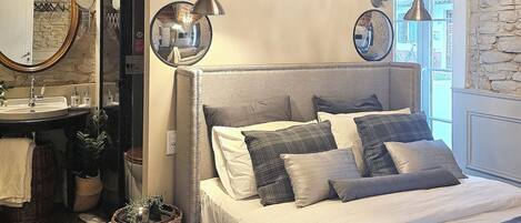 In-room safe, blackout drapes, free WiFi