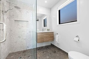 Haartrockner, Handtücher, Shampoo, Toilettenpapier