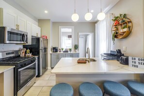 ثلاجة، ميكروويف، فرن، موقد طهي مسطح