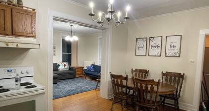 Charming 3-bedroom apartment with WiFi, AC in welcoming Historic Nauvoo.