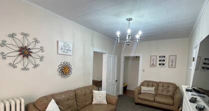Charming 3-bedroom apartment with WiFi, AC in welcoming Historic Nauvoo.
