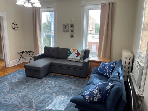 Charming 3-bedroom apartment with WiFi, AC in welcoming Historic Nauvoo.