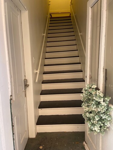 Charming 3-bedroom apartment with WiFi, AC in welcoming Historic Nauvoo.