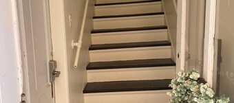 Charming 3-bedroom apartment with WiFi, AC in welcoming Historic Nauvoo.