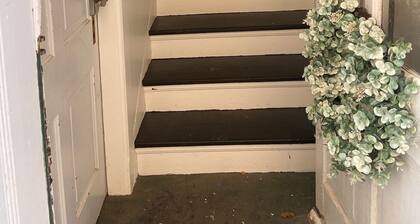 Charming 3-bedroom apartment with WiFi, AC in welcoming Historic Nauvoo.