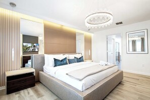 6 bedrooms, iron/ironing board, WiFi, bed sheets