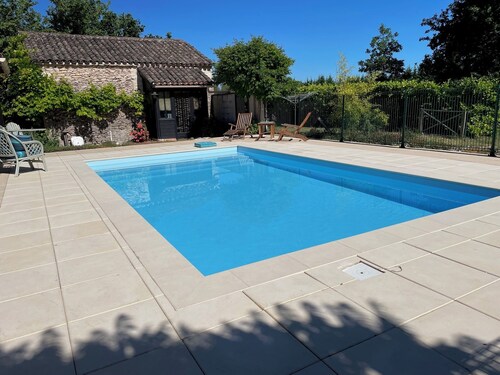 Gîte avec piscine privée, 2 chambres 4 personnes, parc ombragé