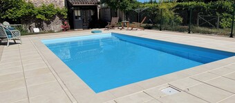 Gîte with private swimming pool, 2 bedrooms, sleeps 4, shady garden
