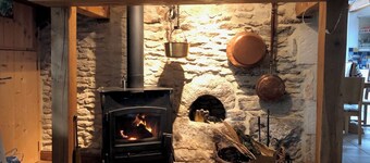 Gîte with private swimming pool, 2 bedrooms, sleeps 4, shady garden