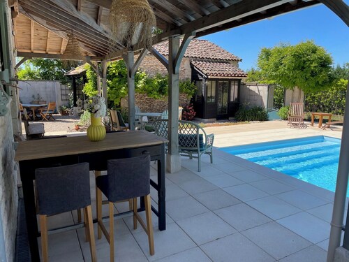 Gîte with private swimming pool, 2 bedrooms, sleeps 4, shady garden