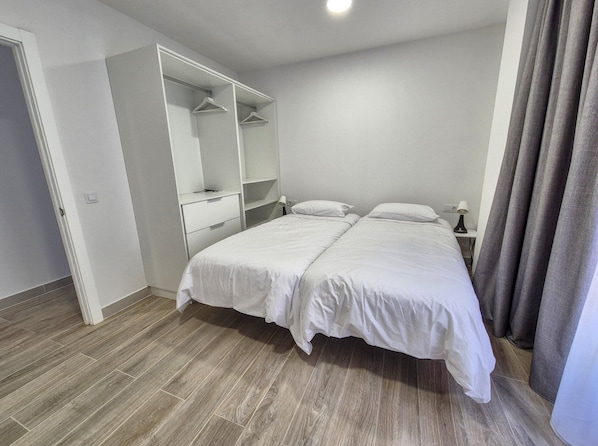 2 chambres, fer et planche à repasser
