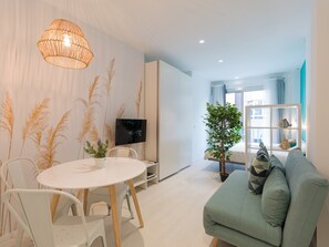 1 habitación, muebles diferentes y tabla de planchar con plancha 