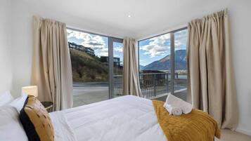 3 bedrooms, travel crib, WiFi, bed sheets