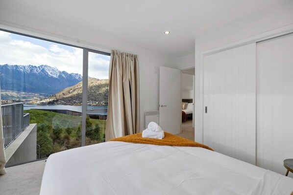 Travel crib, WiFi, bed sheets