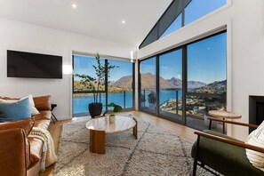 Télévision, cheminée, livres