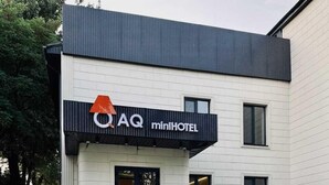 Un edificio moderno con un letrero que dice 'AO miniHOTEL'.
