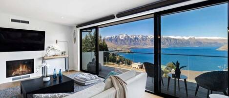 TV, lareira, videogames, livros