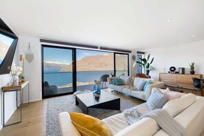 Téléviseur, foyer, jeux vidéo, livres