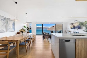 Interior - Luxury Away - Twin Heights-AC-Free Parking-BBQ (Queenstown)