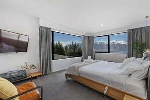 10 chambres, bureau, fer et planche à repasser, lit de bébé portatif