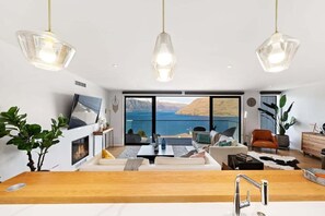 TV, fireplace, video games, books - Luxury Away - Twin Heights-AC-Free Parking-BBQ (Queenstown)