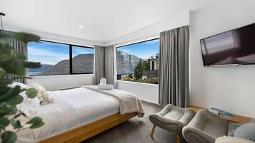 5 bedrooms, desk, iron/ironing board, travel crib