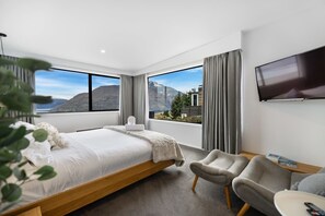 5 bedrooms, desk, iron/ironing board, travel cot