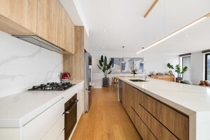 Microwave, oven, dishwasher, coffee/tea maker