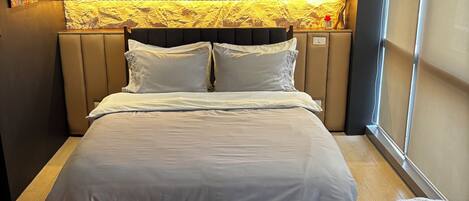 Iron/ironing board, WiFi, bed sheets