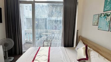 Estudio básico, balcón, vistas a la ciudad | Escritorio, tabla de planchar con plancha, wifi gratis