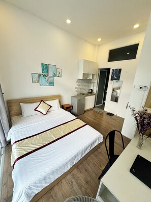 Basic Studio, Balcony, City View | Desk, iron/ironing board, free WiFi