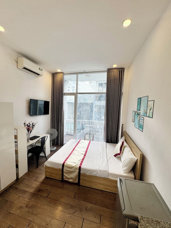 Basic Studio, Balcony, City View | Desk, iron/ironing board, free WiFi