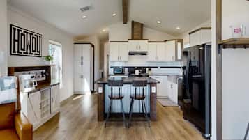 KĂŒhlschrank, Mikrowelle, Ofen, Herdplatte