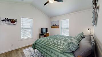 2 bedrooms, desk, travel cot, free WiFi