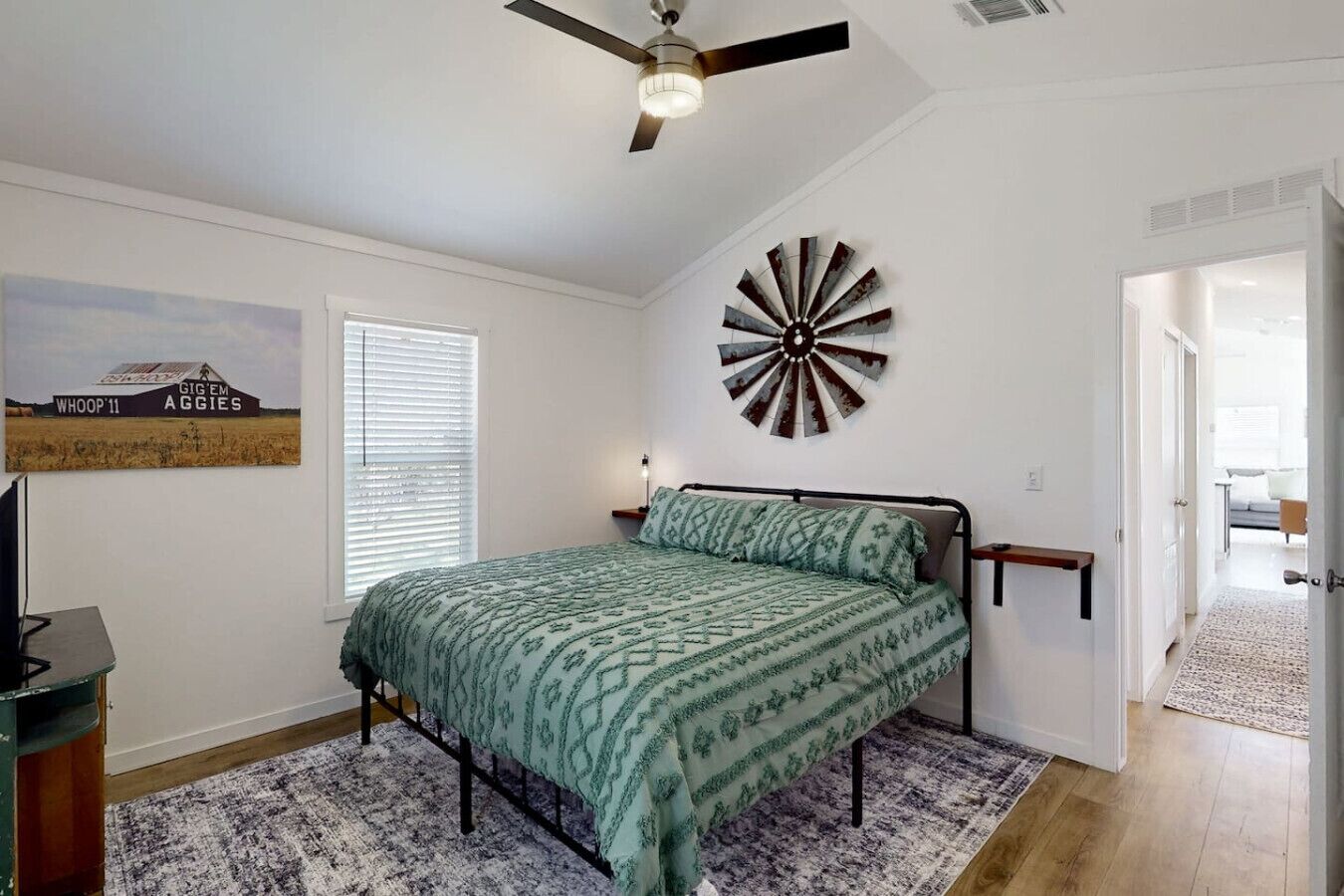 2 bedrooms, desk, travel crib, free WiFi