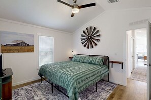 2 bedrooms, desk, travel crib, free WiFi - 2 Br 1ba Private Farmhouse (Somerville)