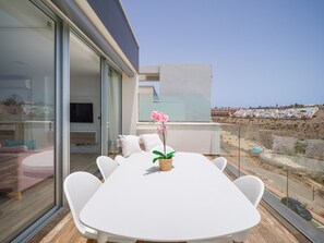 ハウス | 屋外ダイニングエリア