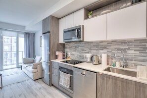 Apartment, City View | Private kitchen - Velvet Stay (Toronto)
