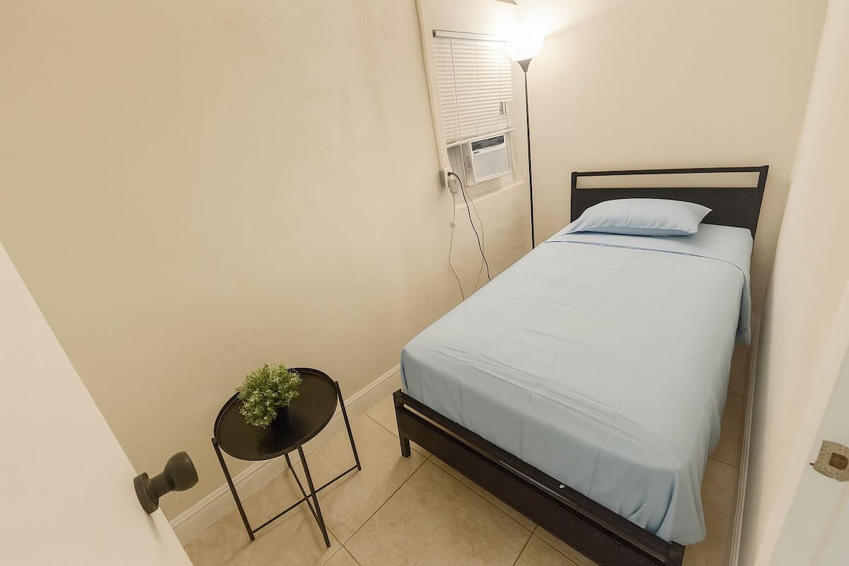 Business Room | Free WiFi
