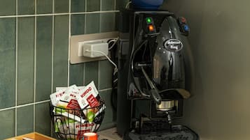 Full-size fridge, microwave, oven, stovetop