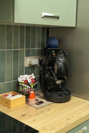 Refrigerador con freezer, microondas, horno, placa de cocina