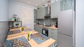 Refrigerador con freezer, microondas, horno, placa de cocina