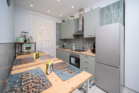 大冰箱、微波炉、烤箱、炉灶