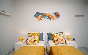 Standaard kamer, 1 twee- of 2 eenpersoonsbedden, uitzicht op de binnenplaats | Een minibar, een bureau, verduisterende gordijnen
