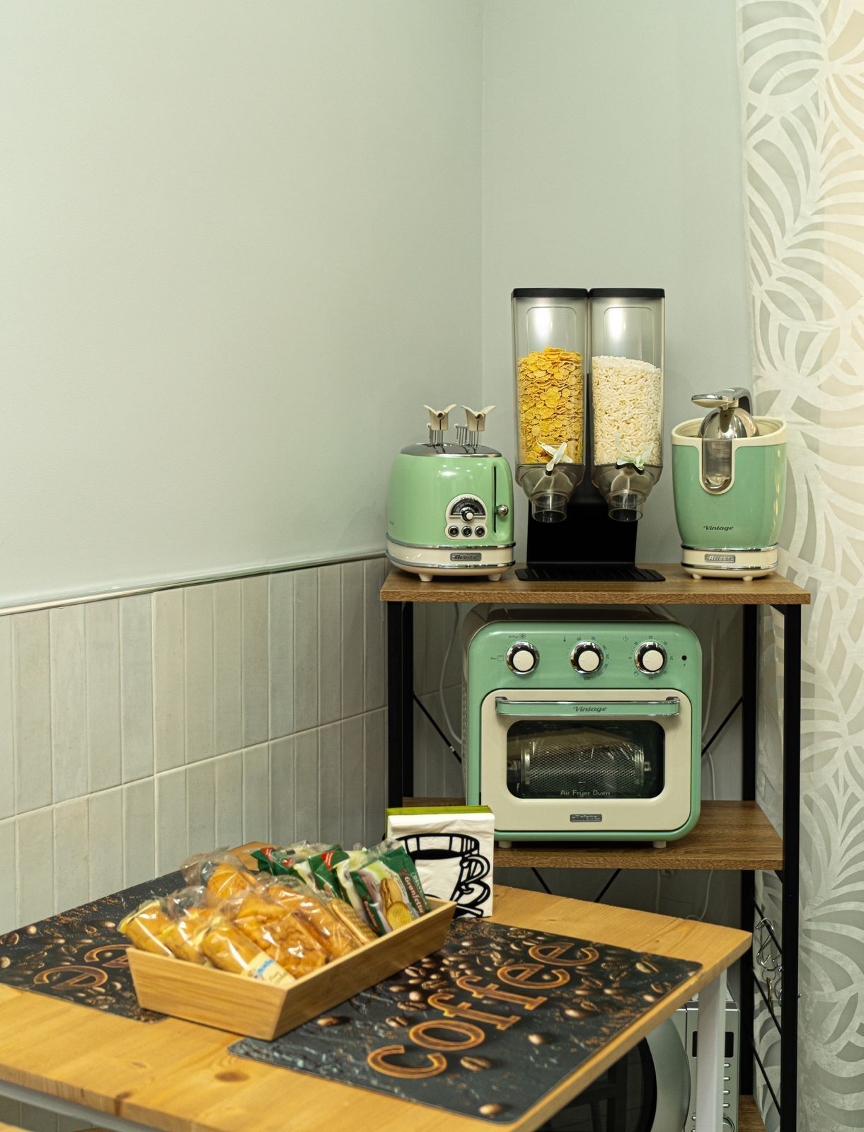 Full-sized fridge, microwave, oven, stovetop