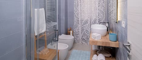 Standard Triple Room | Bathroom | Hair dryer, towels, soap, toilet paper